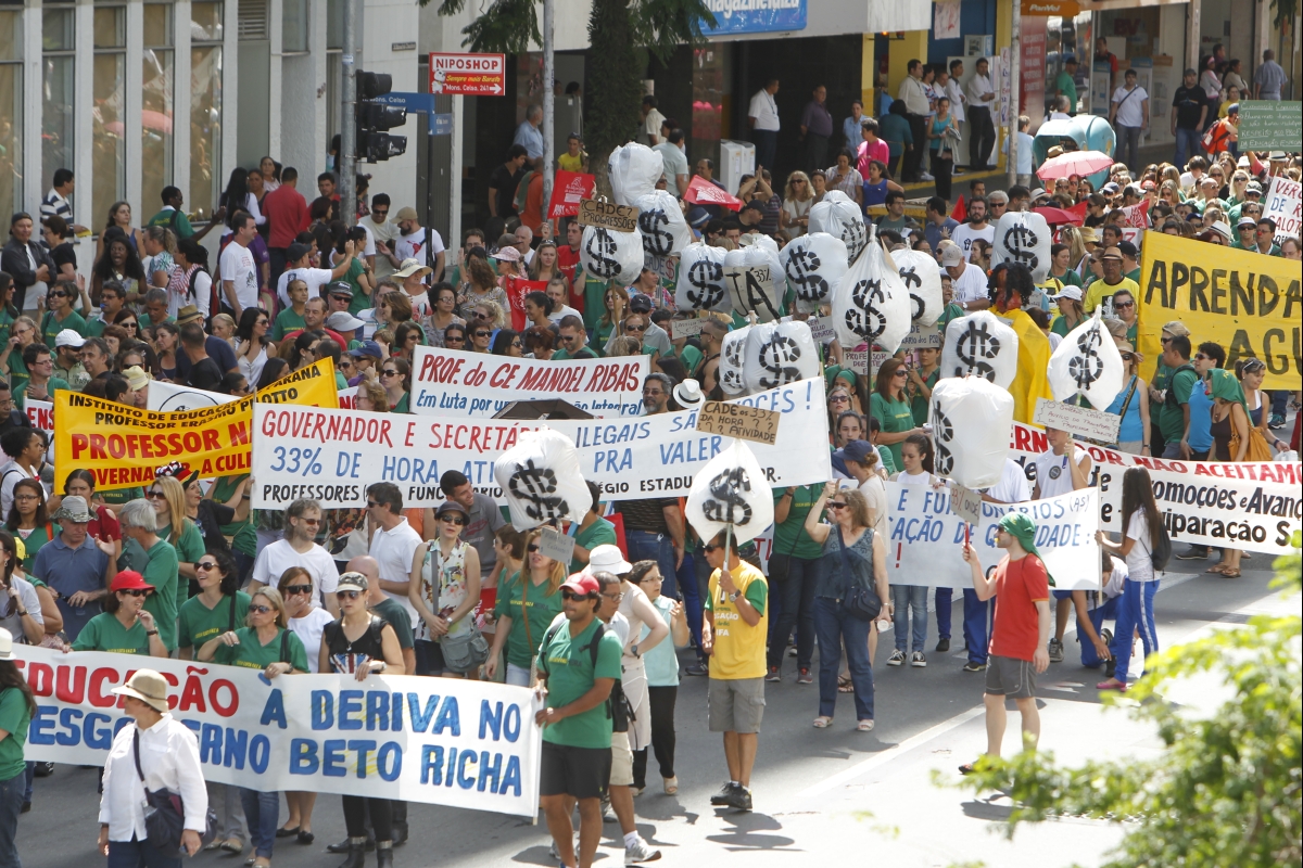 Professores fizeram passeata por ruas do Centro de Curitiba nesta quarta-feira (19) | Antônio More/Agência de Notícias Gazeta do Povo