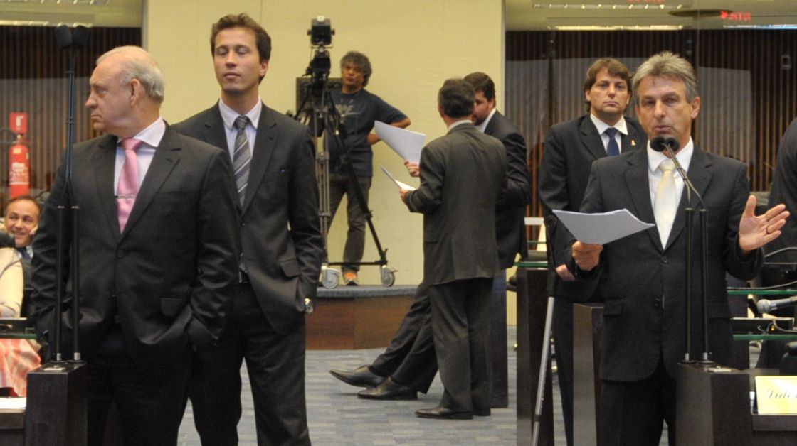 O líder do governo do Paraná, deputado Ademar Traiano (à esquerda), apresentou proposta de acelerar a votação do aumento de capital da Sanepar. Ele foi pressionado pelo deputado Tadeu Veneri (à direita) e negociou uma reunião do presidente da empresa com os deputados de oposição para evitar uma convocação oficial | Sandro Nascimento / Alep / Divulgação
