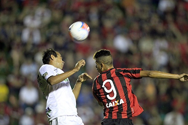 Crislan disputa jogada no alto com a zaga do Maringá |