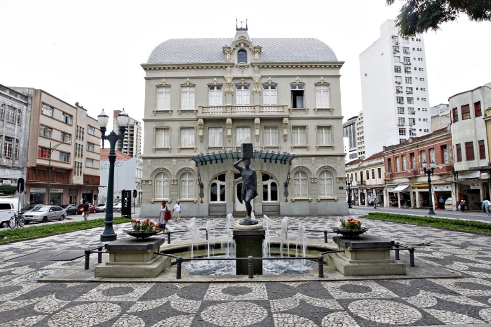 Há 100 anos, começava a ser construído o Paço da Liberdade no local em que ficavam duas dezenas de quiosques do mercado municipal de Curitiba | Fotos: Antônio More/Gazeta do Povo