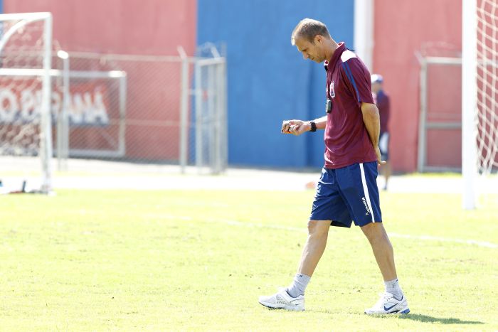 Vitória contra o lanterna Toledo pode aliviar a pressão no Paraná de Milton Mendes | Antonio More / Gazeta do Povo