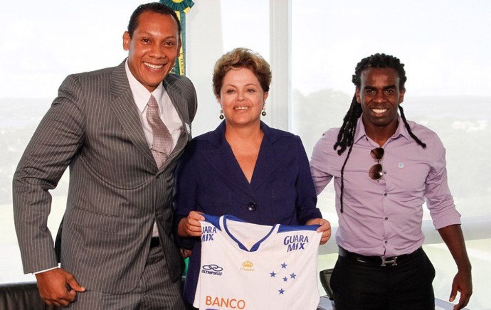 Dilma recebe Tinga e árbitro Marcio Chagas em Brasília Dilma entre o volante Tinga e o árbitro Marcio Chagas da Silva | Divulgação planalto.gov.br