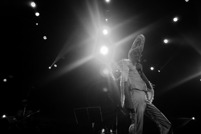 Space rock bizarro: Daevid Allen, líder da banda australiana Gong, tem 76 anos. E ainda dá um caldo |