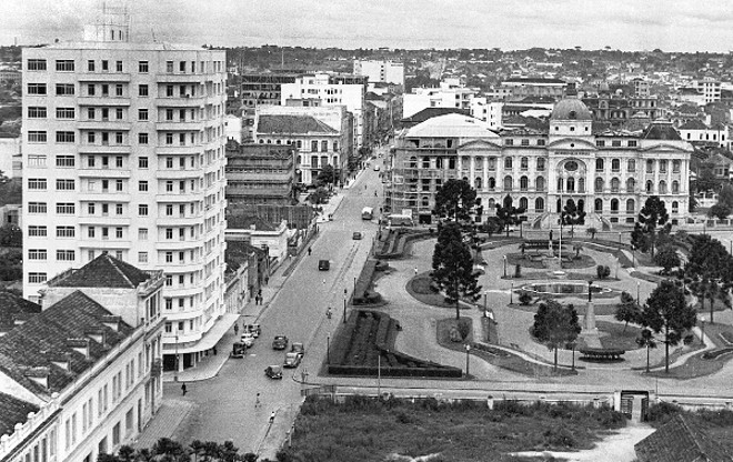 No outono de 1948 foi gravada essa foto da Rua XV de Novembro e Praça Santos Andrade. Um aspecto de uma Curitiba pacata | 