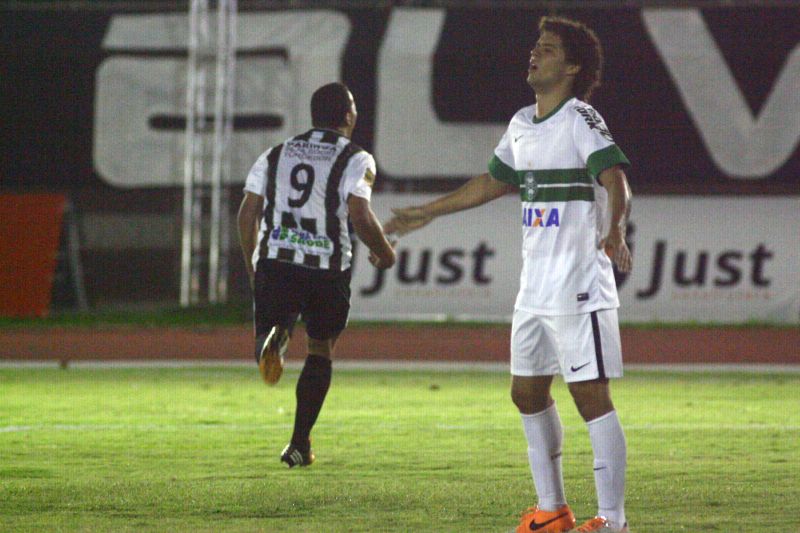 Victor Ferraz lamenta o gol marcado por Cristiano | Ivan Amorin/ Gazeta do Povo