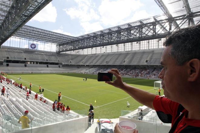 Torcedor tira foto da nova Arena da Baixada |