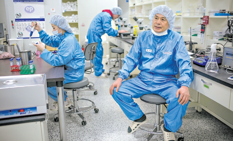 Hwang em seu laboratório | fotografÍas de Jean Chung para The New York Times