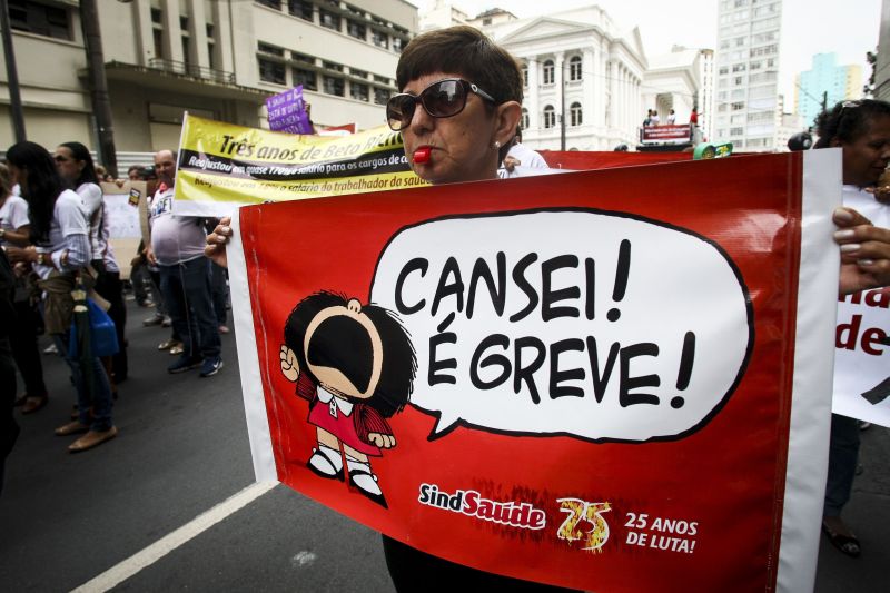 Servidores da Saúde fizeram passeata ontem em Curitiba | André Rodrigues/ Gazeta do Povo