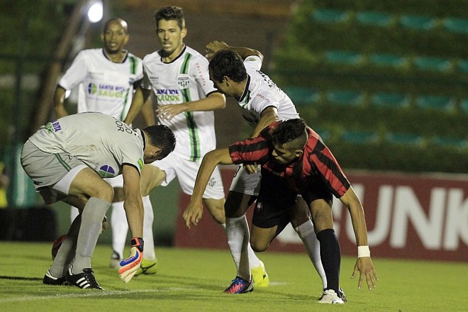 O goleiro Ednaldo faz defesa em tentativa de Crislan |