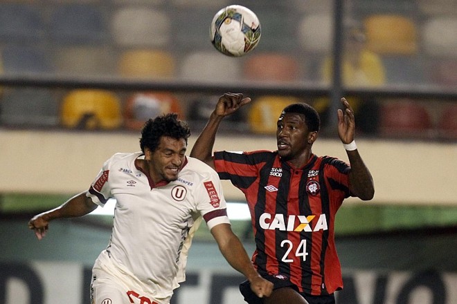 Douglas Coutinho fez com Bruno Mendes e Éderson o trio de ataque que começou o jogo pelo Atlético | 