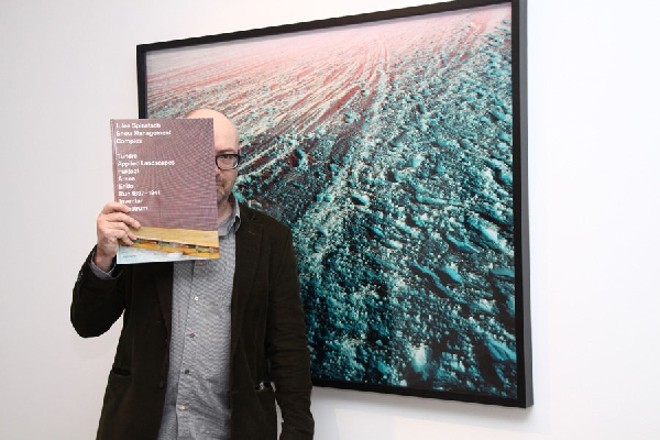 O suíço Jules Spinatsch lançou seu livro Snow Management Complex, sobre a região dos Alpes Suíços, quinta-feira em evento paralelo à abertura da exposição coletiva Vertigo, na SIM Galeria |