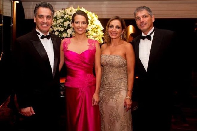 Andrea e o presidente do Clube Curitibano José Antonio Baggio Pereira (direita) com Renato e Laura 