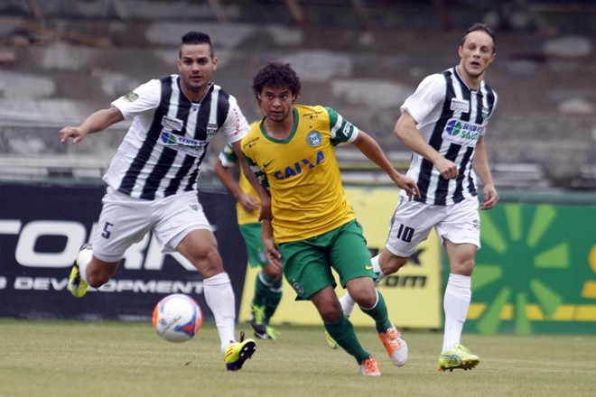 Victor Ferraz é marcado pelos jogadores do Maringá |