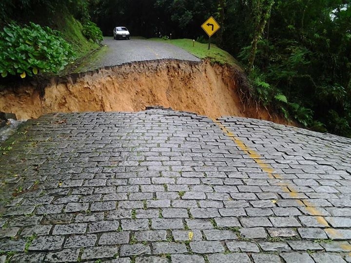 Foto enviada pelo estudante Marco Antonio Leite mostra a cratera aberta pelo deslizamento na Estrada da Graciosa | Marco Antonio Leite/Arquivo Pessoal