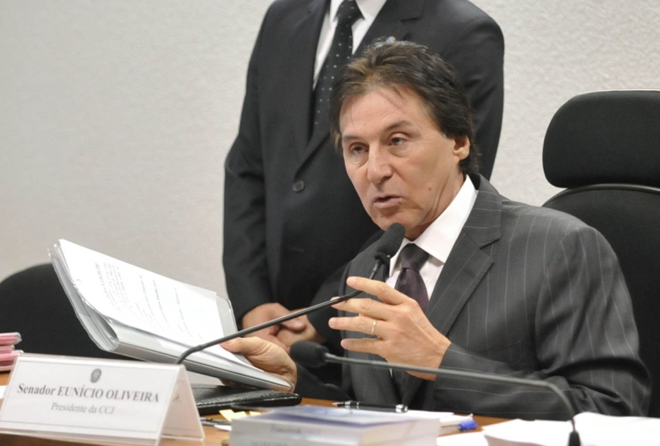 PMDB estuda se aliar à oposição em 13 estados Senador Eunício Oliveira (PMDB-CE), que articula com o tucano Tasso Jereissati sua candidatura ao governo do Ceará | Geraldo Magela/Agência Senado