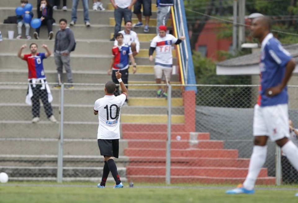 Marcos Guilherme provoca a torcida paranista após abrir o placar para o Atlético na Vila Capanema | Daniel Castellano / Gazeta do Povo