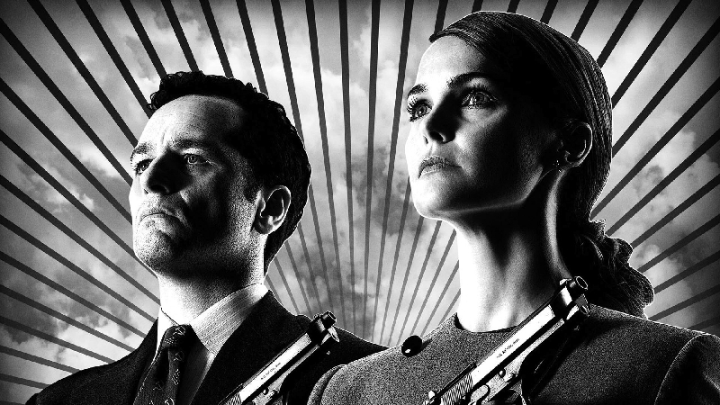 Os agentes Phillip (Matthew Rhys) e Elizabeth (Keri Russell) formam uma família arquetípica | Divulgação