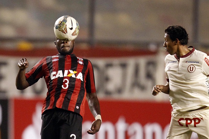 Manoel afasta bola da defesa: zagueiro fez uma grande partida em Lima após ter sido dúvida | Albari Rosa, enviado especial a Lima / Gazeta do Povo