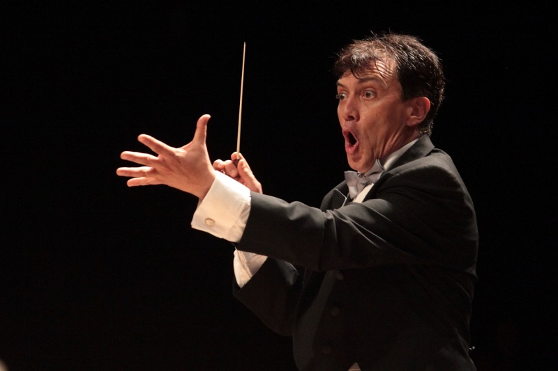 Dante Anzolini, que conta passagens por orquestras europeias e norte-americanas, se apresenta em Curitiba no domingo (23) | Karin van der Brooke/Divulgação