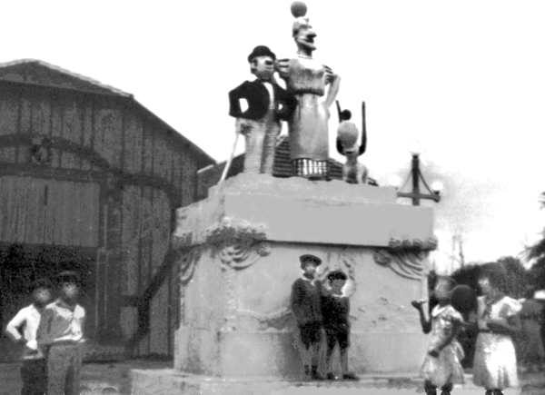 Monumento decorativo de Exposição Feira realizada no descampado da atual Praça Rui Barbosa. As imagens são do Chico Fumaça,da Marcolina e do Totó, personagens criados por Alceu Chichorro. Década de 1930 | Acervo Cid Destefani