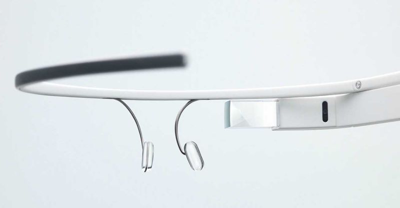 O apelo estético é duvidoso, mas o Google Glass oferece as facilidades de um smartphone em bem menos tempo todo o processo para tirar uma foto leva menos de um segundo | Divulgação