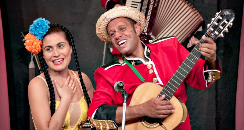 Atores se revezam na abordagem dos protagonistas | Ana Chris/Divulgação