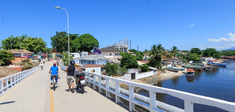 O acesso ao continente é feito por uma passarela, permitido apenas para pedestres e carros oficiais. Médicos especialistas só consegue se ver atravessando a ponte | Daniel Castellano / Gazeta do Povo