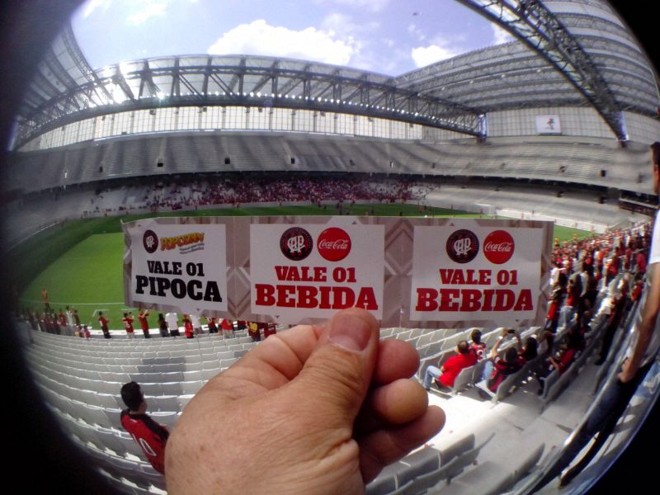 Os torcedores receberam um vale pipoca e dois vale bebida na entrada do estádio |
