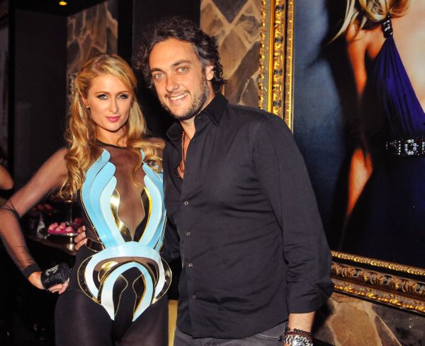 Na véspera do carnaval, Paris Hilton festejou seu aniversário na Posh Club, no Jurerê Internacional, em Florianópolis. Paris chegou à festa escoltada por André Sada (com ela na foto). O curitibano Edo Krause, um dos sócios da casa noturna, também DJ, tocou com ela por um tempo | Daniel Oliveira
