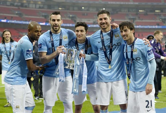 Fernandinho (primeiro à esquerda) comemora título da Copa da Inglaterra pelo Manchester City: londrinense se apresenta nesta segunda-feira na seleção | FACUNDO ARRIZABALAGA / EFE