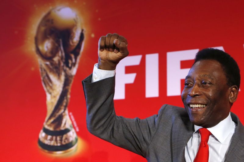 Pelé participou do tour da taça da Copa do Mundo em Paris | Reuters