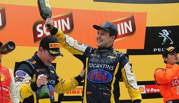 Fraga dá um banho de champagne no convidado Sperafico após vitória da dupla em Interlagos | Duda Bairros / Vicar