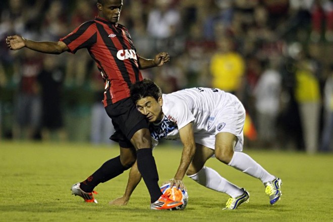 Rone Dias tenta o drible contra marcador do Atlético |