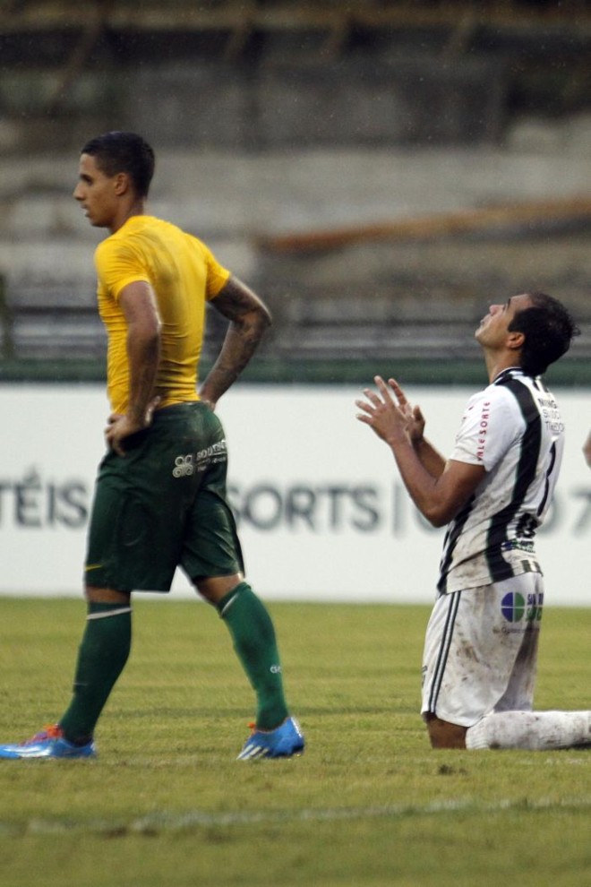 Zagueiro Juninho comemora a classificação do Maringá diante do atancate Roni, do Coritiba |