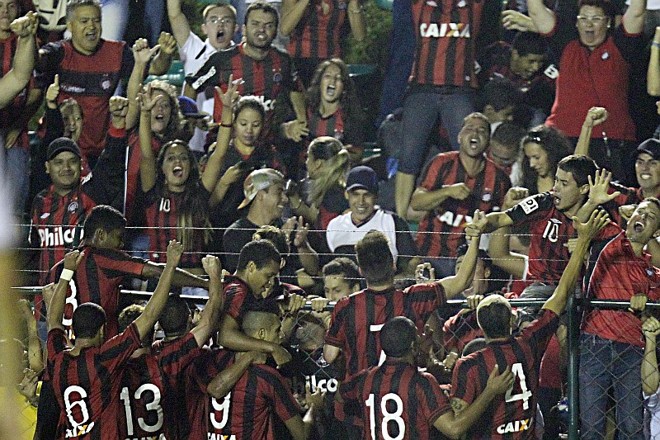 Atleticanos foram em direção ao alambrado para comemorar o gol de Harrison, o da virada |