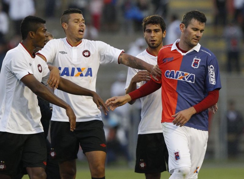 Giancarlo se esquiva de cobranças de jogadores atleticanos ao final da partida na Vila Capanema | Daniel Castellano / Gazeta do Povo