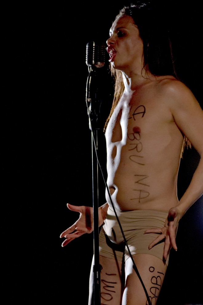 Silvero Pereira em seu monólogo, que tece relatos próprios com o de transexuais |