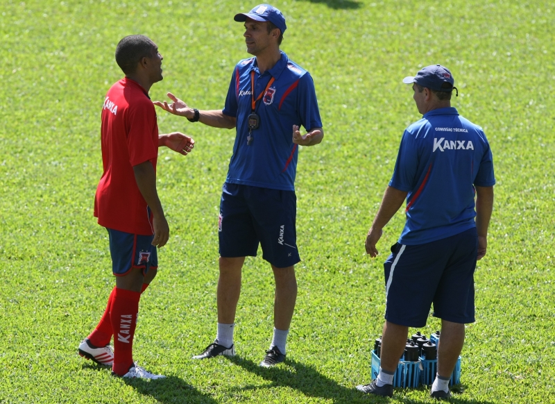 O técnico Milton Mendes conversa com o volante Ricardo Conceição, na Vila Olímpica | Aniele Nascimento/ Gazeta do Povo