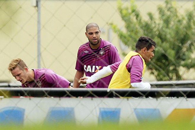 Adriano passou o Carnaval treinando o condicionamento físico no CT do Caju |