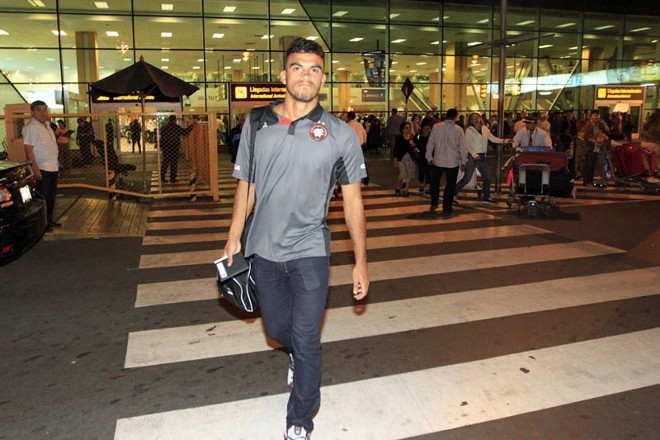 Atacante Mosquito na chegada do Atlético a Lima para enfrentar o Universitario |