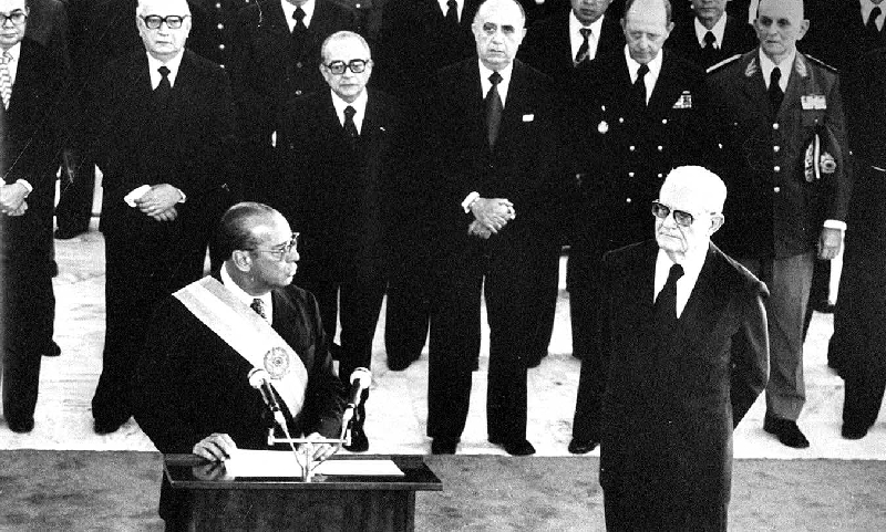 Ao lado de Ernesto Geisel, João Figueiredo (esq.) discursa ao tomar posse na Presidência da República em 1979: duas vítimas teriam sido sequestradas no Brasil e depois assassinadas | Folhapress