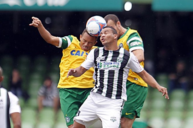 Cristiano, do Maringá, disputa a bola com Carlinhos e Chico, do Coritiba |