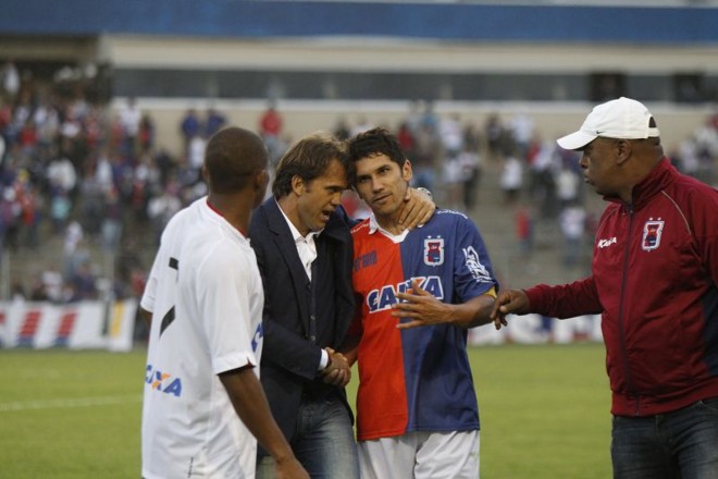Técnico atleticano Petkovic e meia paranista Lúcio Flávio saíram abraçados de campo | 