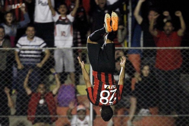 Comemoração do gol de Felipe teve direito à cambalhota |