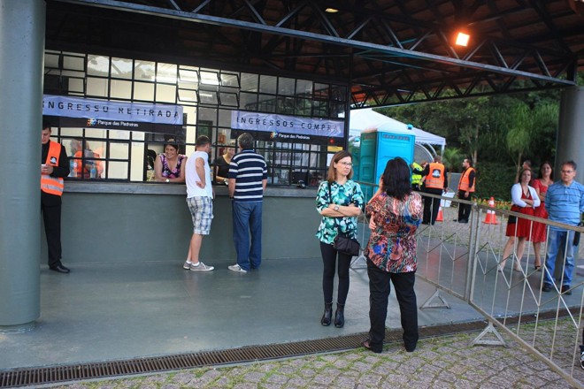 Fãs na área externa da Pedreira |