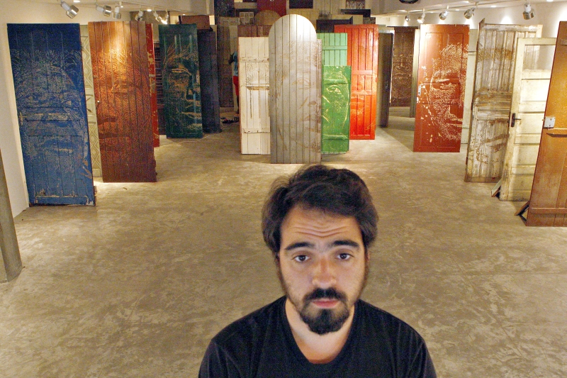 Alexandre Farto com sua instalação realizada em conjunto com moradores da aldeia Araçaí: interação com o meio urbano | Jonathan Campos/Gazeta do Povo