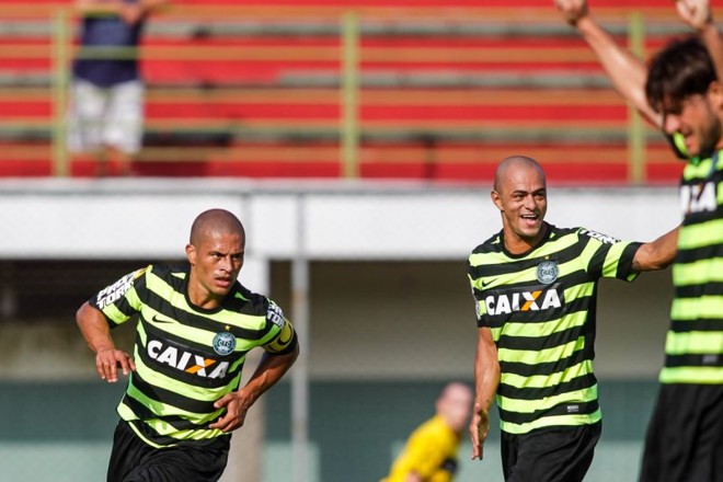 Alex comemora gol do Coritiba. |