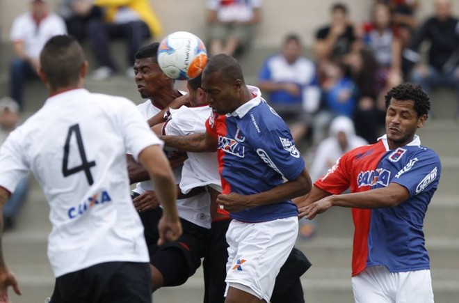 Briga pela bola alta no ataque tricolor | 