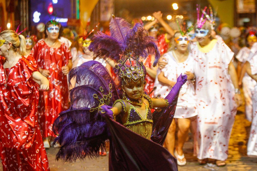 Criança desfila no bloco Boi Barroso, em Antonina | Daniel Castellano/Agência de Notícias Gazeta do Povo