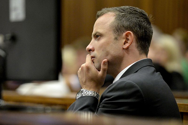 Oscar Pistorius fica no banco dos réus durante o julgamento sobre o assassinato de sua namorada Reeva Steenkamp | REUTERS / Themba Hadebe